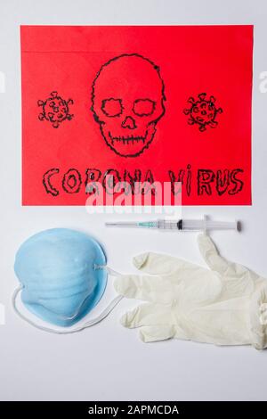 coronavirus signe.rouge signe, masque chirurgical et seringue sur fond blanc.médical Banque D'Images