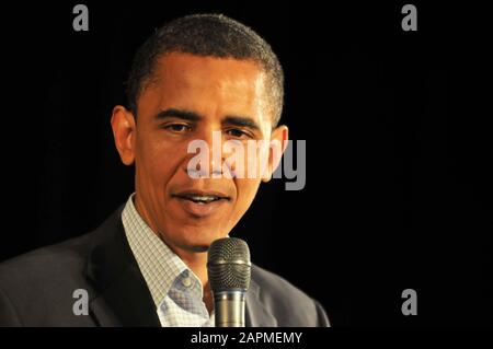 Le sénateur Barack Obama parle à une réunion de ville à Randor Middle School à Wayne, en Pennsylvanie le 14 juin 2008. Banque D'Images