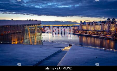 Oslo, Norvège - le port d'Oslo est à l'affût du coucher du soleil vu depuis le toit de l'Opéra Banque D'Images