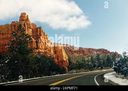 Scenic Byway sur l'autoroute 14 à Cedar Canyon vers Cedar Breaks et Bryce Canyon National Park. Banque D'Images