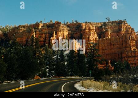 Scenic Byway sur l'autoroute 14 à Cedar Canyon vers Cedar Breaks et Bryce Canyon National Park. Banque D'Images