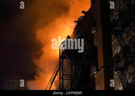 (New York, NY, 23 janvier 2020) 21h. Pompiers sur le dessus d'une sortie de secours et sur le toit d'un centre communautaire en feu au 70 Mulberry présence voir plus d'infos Banque D'Images