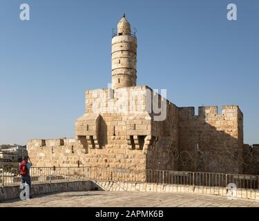 Touriste photographiant la Tour de David (Citadelle de Jérusalem) et le minaret de la mosquée au ciel bleu clair dans la vieille ville, Jérusalem, Israël Banque D'Images