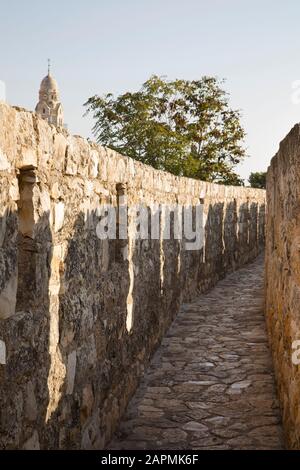 Parapet le long du mur entourant le quartier arménien de la vieille ville de Jérusalem, une partie de la promenade en rampart Banque D'Images