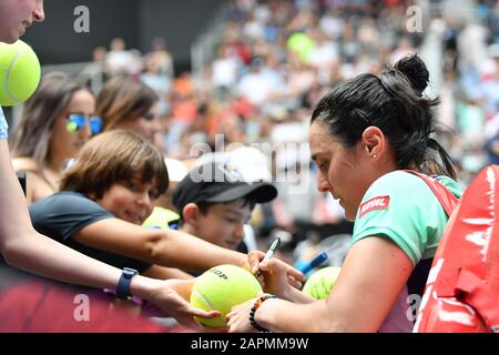 Melbourne, Australie. 24 janvier 2020. ONS JABEUR (TUN) signe des autographes après avoir vaincu CAROLINE WOZNIACKI (DEN) sur Melbourne Arena lors d'un 3ème match de la troisième journée De l'Open d'Australie 2020 à Melbourne, en Australie. Sydney Low/Cal Sport Media. Jabeur a gagné 75 36 75. Crédit: Csm/Alay Live News Banque D'Images