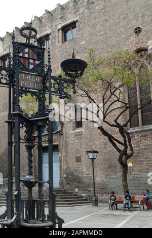 Les enfants jouent avec un ballon rouge sur la Plaza San Pedro, Barcelone, Espagne. Banque D'Images