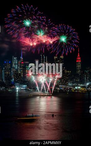 New York, États-Unis. 23 janvier 2020. Les feux d'artifice explosent au-dessus du fleuve Hudson à New York, aux États-Unis, le 23 janvier 2020, pour célébrer le nouvel an lunaire chinois à venir. Crédit: Wang Ying/Xinhua/Alay Live News Banque D'Images