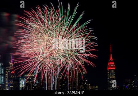 New York, États-Unis. 23 janvier 2020. Les feux d'artifice explosent au-dessus du fleuve Hudson à New York, aux États-Unis, le 23 janvier 2020, pour célébrer le nouvel an lunaire chinois à venir. Crédit: Wang Ying/Xinhua/Alay Live News Banque D'Images