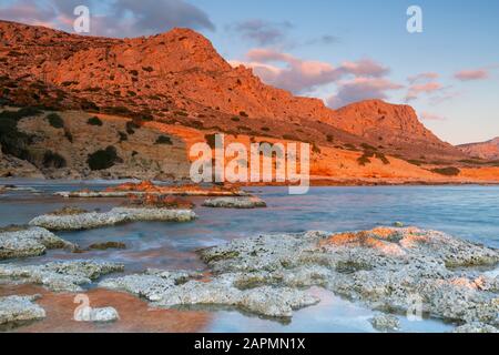 Paysage côtier près du village de Goudouras dans le sud de la Crète en soirée. Banque D'Images