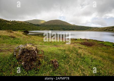 Lagoa do Caiado, l'un des nombreux petits lacs d'eau douce de l'île de Pico aux Açores, au Portugal. Banque D'Images