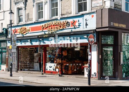 Londres, Royaume-Uni - 15 Mai 2019 : Le Célèbre Magasin Du Marché De Portobello Gallery À Portobello Road, Notting Hill Banque D'Images