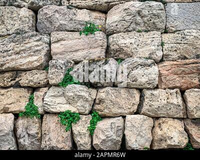 Ancien mur de pierre fait de grandes calcaires à Athènes, région Attica en Grèce. D'énormes blocs antiques de pierre s'entailent pour former un mur. Photo. Banque D'Images