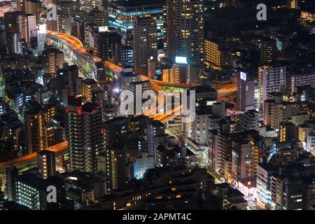 Vue aérienne de la jonction de la Metropolitan Expressway et de la ville la nuit, Tokyo, Japon Banque D'Images