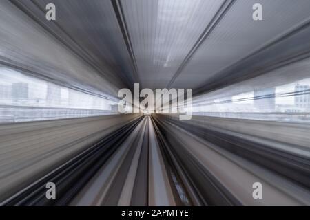 Flou de mouvement en mouvement du train qui fonctionne sur le tunnel à Tokyo, au Japon Banque D'Images