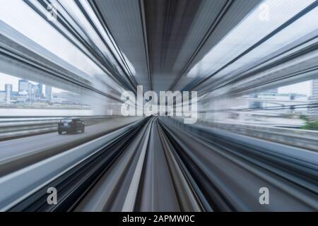 Flou de mouvement en mouvement du train qui fonctionne sur le tunnel à Tokyo, au Japon Banque D'Images
