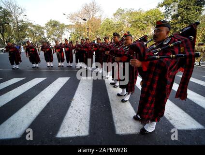 Kolkata, Inde. 24 janvier 2020. Un groupe a vu se préparer lors de la dernière soirée de la fête de la Réhearsal pour la République sur Red Road à Kolkata.India célèbre la Journée de la République le 26 janvier de chaque année, pour avoir célébré cet événement Armée indienne, Force centrale de sécurité industrielle, police de Kolkata, Défense civile, police de la circulation de Kolkata, Marine indienne, Et le corps des cadets nationaux a participé à la séance de la dernière journée de la soirée de la soirée de la soirée de la soirée de la soirée sur la route rouge à Kolkata, en Inde. Crédit: Sopa Images Limited/Alay Live News Banque D'Images