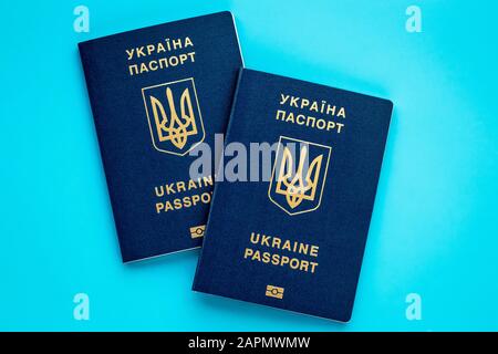 Deux passeports biométriques ukrainiens sur fond bleu. Planification du concept de vacances. Passeport international Banque D'Images