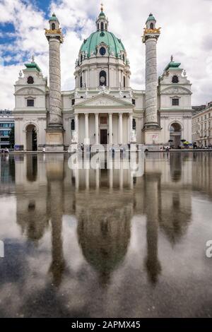 Karlskirche ou Église Saint-Charles - une des célèbres églises de Vienne, Autriche. Belle photographie de jour avec réflexion dans l'eau. Photo de voyage Banque D'Images