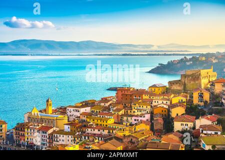 Porto Santo Stefano village, église et château vue aérienne, l'italien de destinations de voyage. Monte Argentario, Toscane, Italie. Banque D'Images