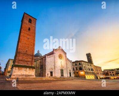 Pietrasanta vue sur la vieille ville au coucher du soleil, la cathédrale de San Martino et Torre civica. Versilia Lucca Toscane Italie Europe Banque D'Images