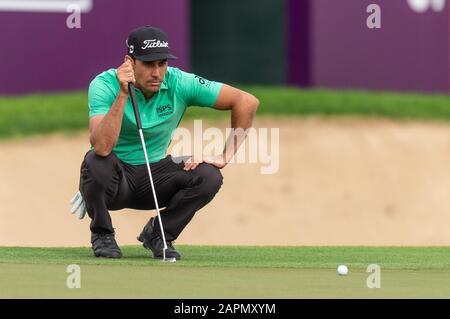 Dubaï, Émirats arabes Unis. 24 janvier 2020. Rafa Cabrera Bello, d'Espagne, enligne un putt sur le dix-huitième trou (son neuvième) dans le deuxième tour de la PGA European Tour Dubai Desert Classic au Emirates Golf Club, Dubaï, Emirats Arabes Unis, le 24 janvier 2020. Photo De Grant Winter. Utilisation éditoriale uniquement, licence requise pour une utilisation commerciale. Aucune utilisation dans les Paris, les jeux ou une seule publication de club/ligue/joueur. Crédit: Uk Sports Pics Ltd/Alay Live News Banque D'Images