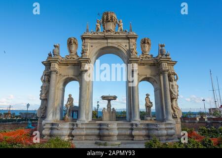 La fontaine du Géant est une fontaine monumentale de Naples. Situé sur la via Partenope, près du Castel dell'Ovo. Fontana dell'Immacolata. Banque D'Images