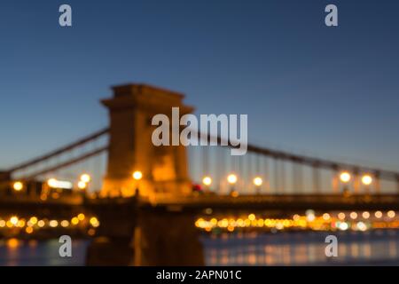 Pont de chaîne défoqué au crépuscule à Budapest, Hongrie Banque D'Images