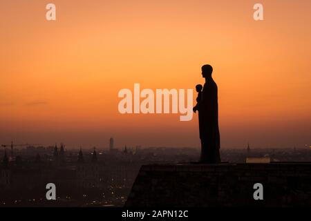 Silhouette de la statue de la vierge marie au lever du soleil au château de Buda, Budapest, Hongrie Banque D'Images