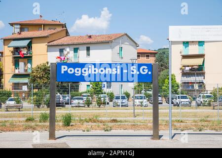 Panneau de la gare de Poggibonsi en Toscane, Italie. Banque D'Images