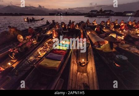 Etat de Shan; Myanmar - 22 septembre; 2019: Marché flottant le matin à Inle Lake, Etat de Shan, Myanmar Banque D'Images