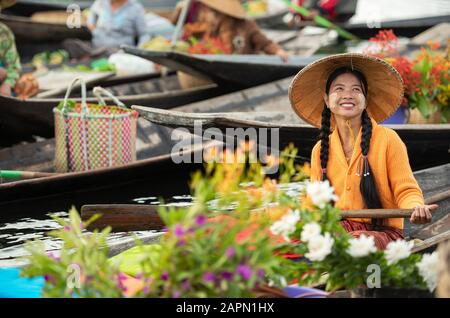 Marché flottant le matin à Inle Lake, état de Shan, Myanmar Banque D'Images