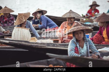 Etat de Shan; Myanmar - 22 septembre; 2019: Marché flottant le matin à Inle Lake, Etat de Shan, Myanmar Banque D'Images