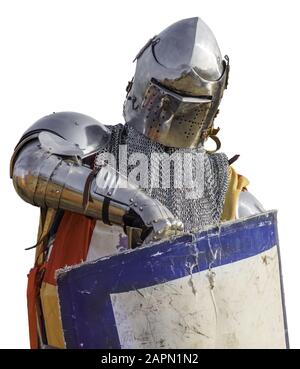 Chevalier médiéval espagnol avec un casque et un bouclier isolés sur fond blanc Banque D'Images