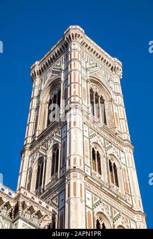 le célèbre campanile de Giotto di Bondone fait partie du complexe de bâtiments qui composent la cathédrale de Florence sur la Piazza del Duomo. Banque D'Images