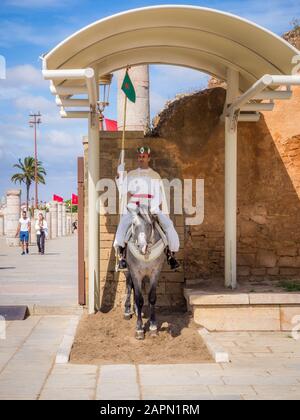 Rabat, MAROC - juin 04, 2018: Garde royale à l'entrée du mausolée Mohammed V (Mohamed Ben Yusef) et Hassan II Le mausolée contient des tombes de Kin Banque D'Images