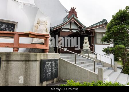 Futtsu, Japon. Le parc et le parc de Tokyo Bay Kannon (Tokyo Wan Kannon), une statue de 56 m de haut représentant Guanyin, la Déesse bouddhiste de la Miséricorde Banque D'Images