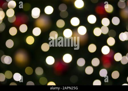 Bokeh sapin de noël lumières fond sur un concept de noël - les nouvelles années de la saison de la veille Banque D'Images