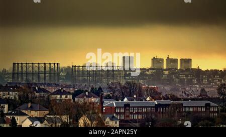 Glasgow, Ecosse, Royaume-Uni, 24 janvier 2020: Royaume-Uni Météo: Ciel nuageux commencer a vu des nuages gris et la pluie sur l'extrémité ouest de la ville avec le soleil de l'aube se brisant littéralement à une fissure de l'aube ou de l'oeil du soleil. Gerard Ferry/Alay Live News Banque D'Images