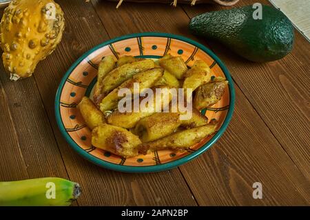 Ndizi Kaanga, plantains grillés ou bananes vertes, cuisine tanzanienne, assortiment de plats africains traditionnels, vue sur le dessus. Banque D'Images