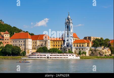 Bateau d'excursion sur le Danube en face de l'église baroque du monastère de Duernstein, Duernstein, Wachau, Basse-Autriche, Autriche Banque D'Images