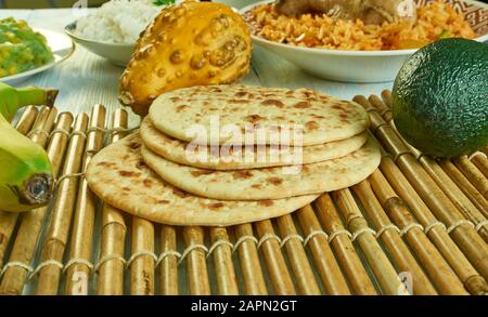 Chapatis, pain plat sans levain, cuisine kenyane, plats africains traditionnels assortis, vue sur le dessus. Banque D'Images