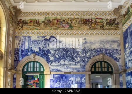 Porto, PORTUGAL - 17 août 2015 : tuiles vintage Azulejos à l'intérieur de la salle principale de la gare de Sao Bento, installée entre 1905 et 1906 par l'artiste Jorge Banque D'Images