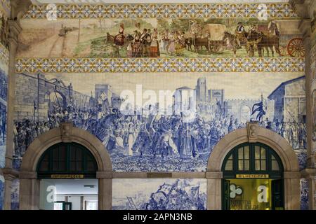 Porto, PORTUGAL - 17 août 2015 : tuiles vintage Azulejos à l'intérieur de la salle principale de la gare de Sao Bento, installée entre 1905 et 1906 par l'artiste Jorge Banque D'Images