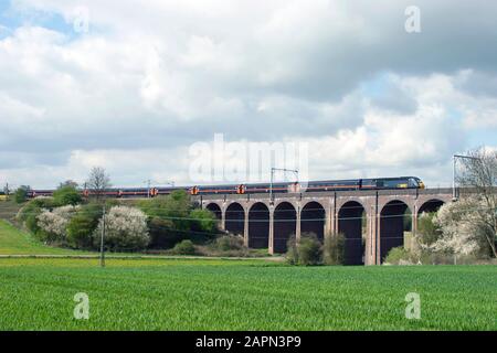 Un service HST travaillant vers le haut de GNER dévié via le passage en boucle Hertford Sopers Viaduct près de Cuffley. 29 avril 2006. Banque D'Images