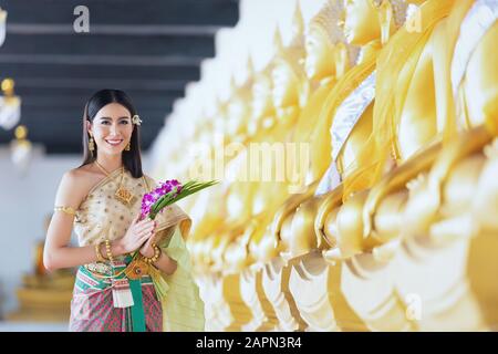 Belle femme en costume de robe traditionnel, femme asiatique portant une robe typique de Thaïlande identité culture de la Thaïlande. Banque D'Images