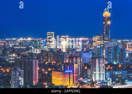 Astana, Kazakhstan, vue nocturne de la ville illuminée comme capitale du Kazakhstan Banque D'Images