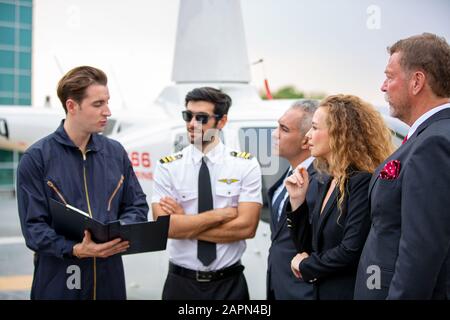 Le technicien signale le contrôle de l'hélicoptère au propriétaire d'une entreprise de service pilote et hélicoptère Banque D'Images