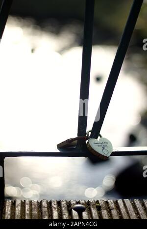 Cadenas d'amour en forme de coeur à Paris. Saint Valentin. Photo tonifiée. Banque D'Images