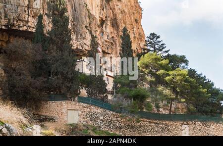 l'ancien monastère de faran s'accroche à la falaise de wadi qelt près d'ein prat dans la rive ouest en face d'une grande grotte naturelle Banque D'Images