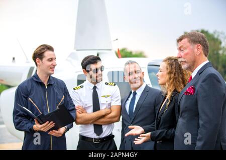 Le technicien signale le contrôle de l'hélicoptère au propriétaire d'une entreprise de service pilote et hélicoptère Banque D'Images